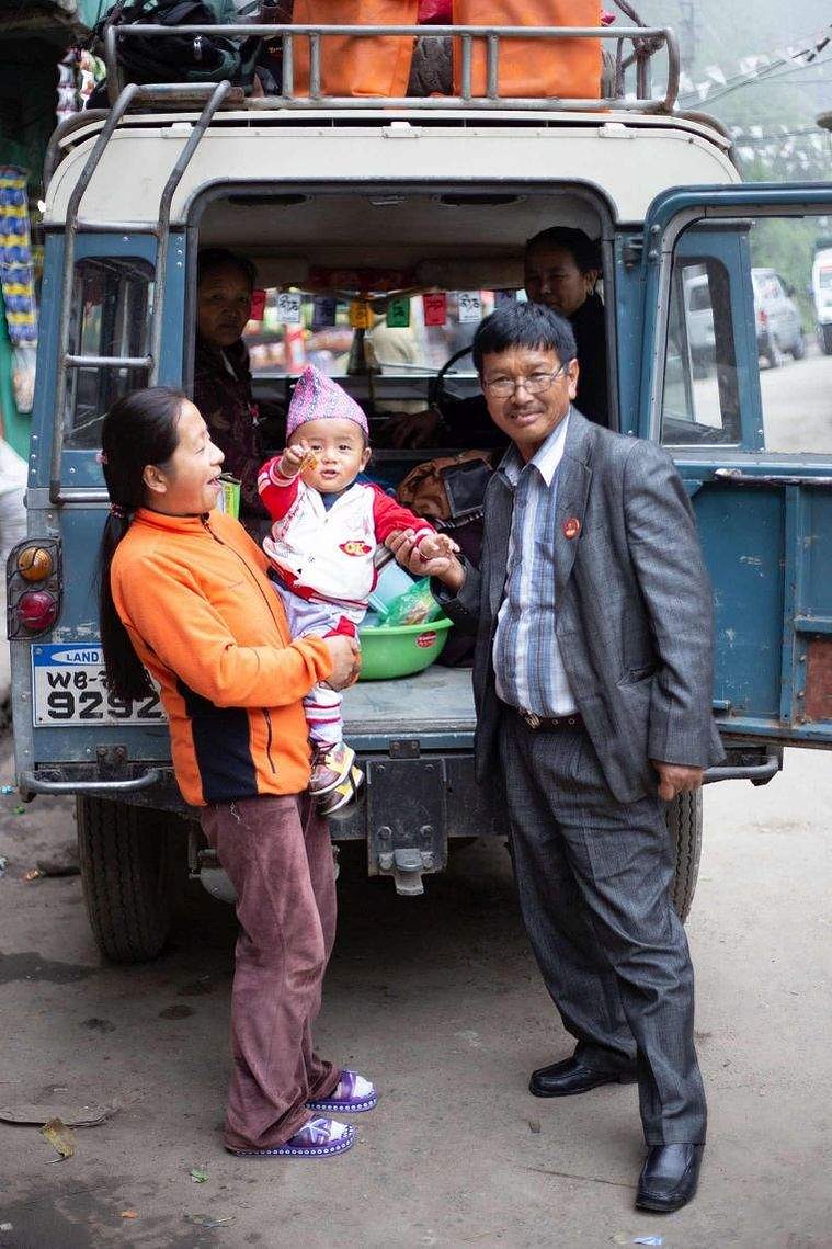 Waiting for passengers at Maneybhanjang