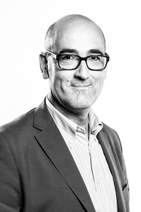 Portrait corporate sur fond blanc sur Lyon, Bourgoin. Séance studio avec flashs professionnels. Suivi d&amp;amp;#x27;un cahier des charges strict pour entreprise, industrie, professions libérales, comédiens.