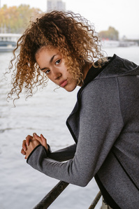 Jeune femme aux cheveux bouclés en tenue de sport