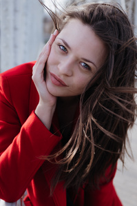 Belle jeune femme parisienne avec un manteau rouge
