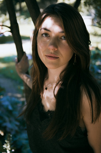 Portrait sous les arbres