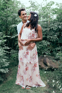 Couple mixte au milieu de la nature