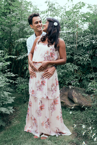Couple mixte au milieu de la nature
