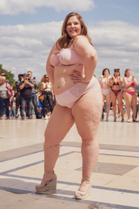 Jeune femme ronde posant en sous-vêtements esplanade du Trocadéro à Paris en juin 2019