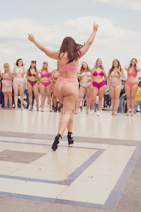 Défilé Body Positive esplanade du Trocadéro à Paris en juin 2019