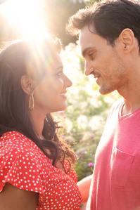 Photo lumineuse d'un couple mixte
