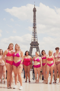 Défilé Body Positive devant la Tour Eiffel à Paris en juin 2019