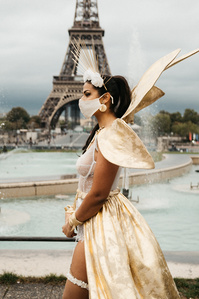 Jeune femme costumée et masquée devant la Tour Eiffel à Paris lors du défilé The All Sizes Catwalk en septembre 2020