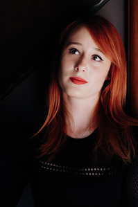 Jeune femme à la très belle chevelure rousse