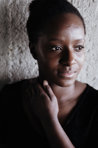 Jeune femme pensive