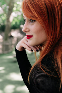 Jeune femme avec une magnifique chevelure rousse et du rouge à lèvres