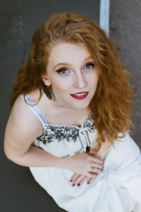 Portrait en plongée d&amp;#x27;une jeune femme rousse