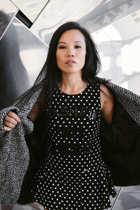 Portrait d&amp;#x27;une jeune femme d&amp;#x27;origine asiatique devant des miroirs