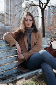 Jeune femme assise sur un banc
