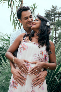 Couple mixte heureux qui attend un enfant