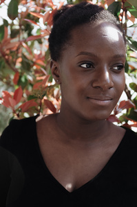 Sourire d&amp;#x27;une jeune femme de couleur