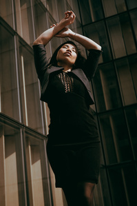 Jeune femme levant les bras au ciel