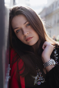 Portrait d&#x27;une jeune femme très chic