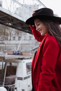 Jeune femme en manteau rouge