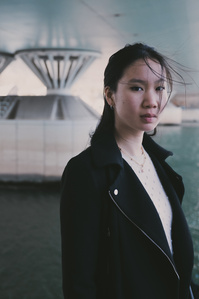 Jeune femme de type asiatique sous un pont moderne