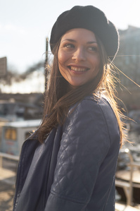 Jeune femme en béret à contre-jour