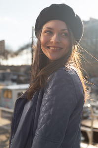Jeune femme en béret à contre-jour