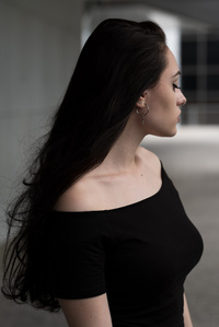 Jeune femme en robe noire