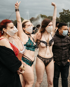Défilé The All Sizes Catwalk esplanade du Trocadéro à Paris en septembre 2020