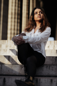 Jeune femme assise sur les marches de l&amp;#x27;Eglise de la Madeleine à Paris