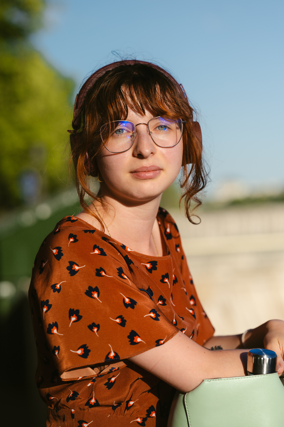 Jeune femme rousse avec des lunettes