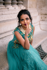 Cette jeune femme en robe bleue a un secret bien gardé !