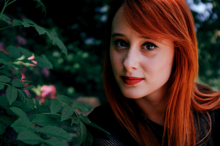 Portrait d&#x27;une jeune femme aux cheveux roux