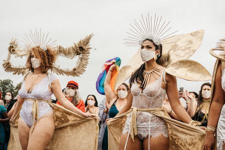 Jeunes femmes costumées et masquées lors du défilé The All Sizes Catwalk en septembre 2020 à Paris