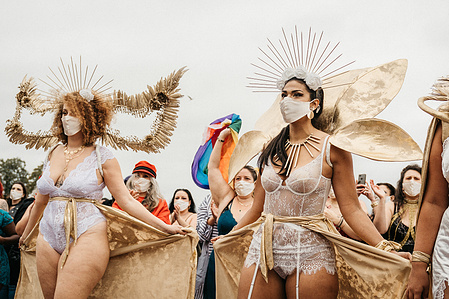 Jeunes femmes costumées et masquées lors du défilé The All Sizes Catwalk en septembre 2020 à Paris