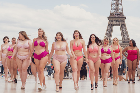 Défilé Body Positive devant la Tour Eiffel à Paris en juin 2019