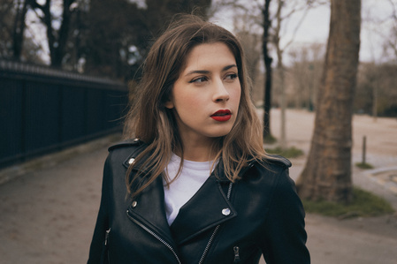 Jeune femme se promenant dans Paris