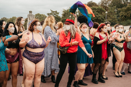 Défilé The All Sizes Catwalk esplanade du Trocadéro à Paris en septembre 2020