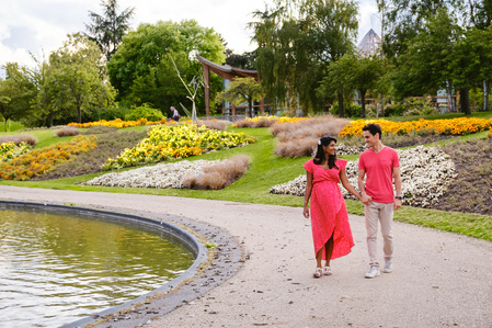 Ballade romantique d'un couple mixte au bord de l'eau