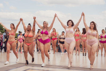 Défilé Body Positive esplanade du Trocadéro à Paris en juin 2019