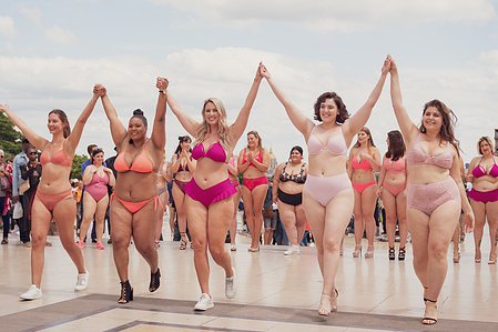 Défilé Body Positive esplanade du Trocadéro à Paris en juin 2019