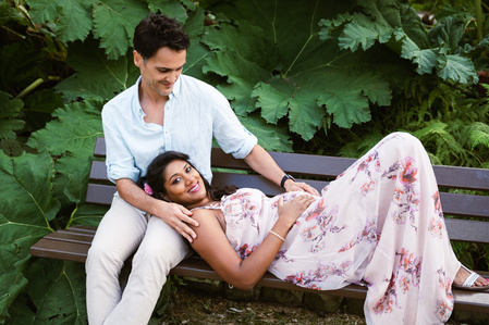 Couple mixte sur un banc d'un jardin public