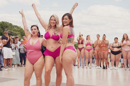 Défilé Body Positive esplanade du Trocadéro à Paris en juin 2019