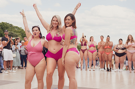 Défilé Body Positive esplanade du Trocadéro à Paris en juin 2019