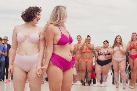 Défilé Body Positive esplanade du Trocadéro à Paris en juin 2019