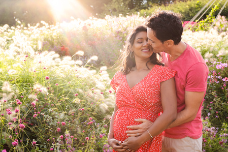 Photo baignée de lumière d'un couple attendant un enfant
