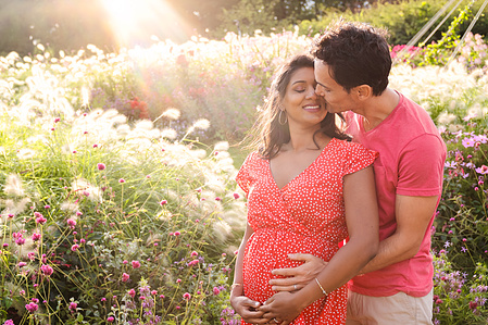 Photo baignée de lumière d'un couple attendant un enfant