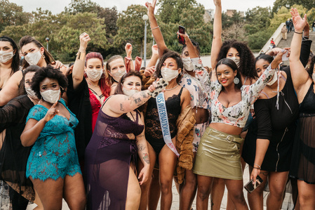 Défilé The All Sizes Catwalk esplanade du Trocadéro à Paris en septembre 2020