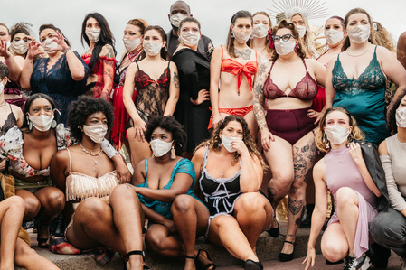 Défilé The All Sizes Catwalk esplanade du Trocadéro à Paris en septembre 2020