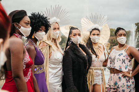 Défilé The All Sizes Catwalk esplanade du Trocadéro à Paris en septembre 2020