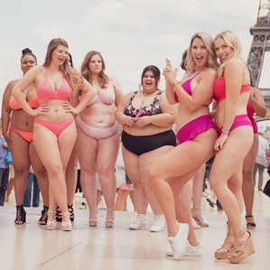 Défilé Body Positive esplanade du Trocadéro à Paris en juin 2019